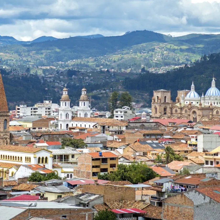 Vue d'une ville dans la montagne avec des toits de tuiles et de nombreux clochers